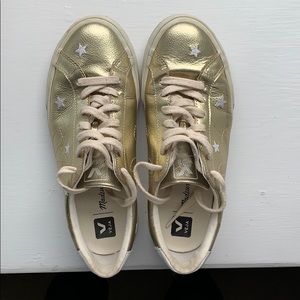 VEJA - madewell sneakers. Gold with white stars.